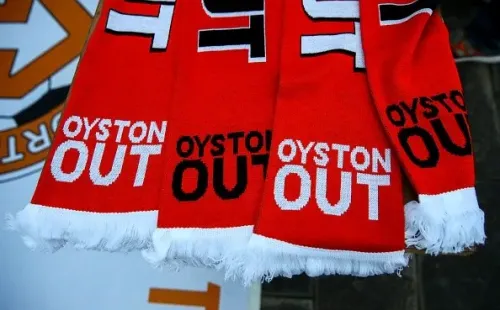 Oyston Out, la consigna que baña el estadio del Blackpool. (Getty)