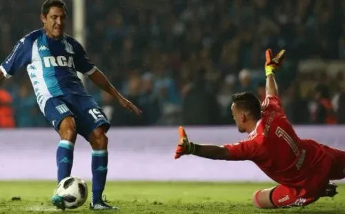 Franco Armani atajando ante Racing.