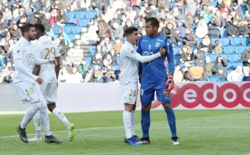 La euforia tras atajar el penal, con sus compañeros.