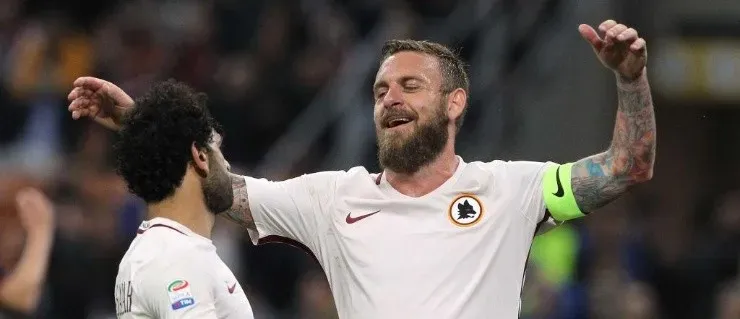 JUNTOS. Mohamed Salah y De Rossi en la Roma (Foto: Getty).