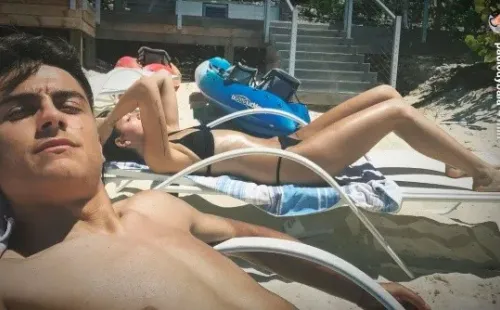Dybala junto a Oriana en la playa. (Instagram)