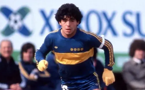 Maradona utilizando la camiseta de Boca diseñada por adidas.