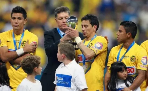 Foto: Ricardo Peláez toma el trofeo del Apertura 2013 junto a Rubens Sambueza (JAM MEDIA)