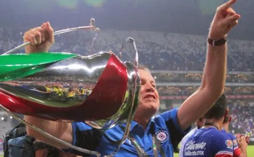 Foto: Ricardo Peláez sostiene, emocionado, la Copa MX 2018 (JAM MEDIA)