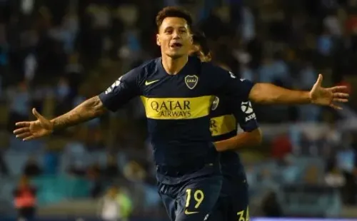 Mauro Zárate con la camiseta de Boca.