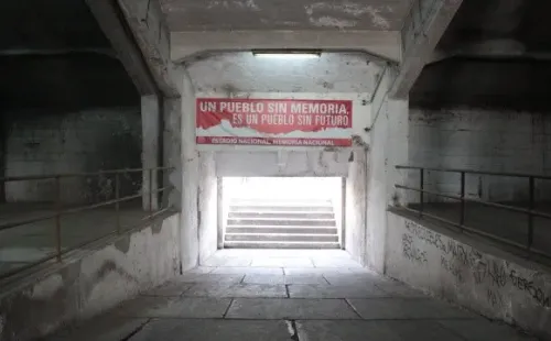Las paredes del estadio Nacional por dentro: “Un pueblo sin memoria es un pueblo sin futuro”.