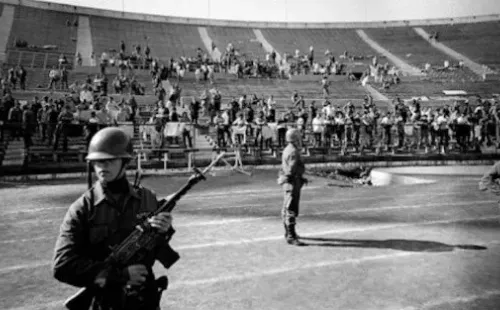 Militares chilenos, en el estadio Nacional, durante la dictadura de Pinochet.