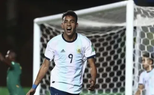 Matías Godoy festejando un tanto con la Selección Argentina.