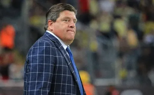 Miguel Herrera observando el juego entre Atlas y América (JAM MEDIA)