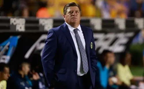 Miguel Herrera, preocupado observando un juego del América (JAM MEDIA)