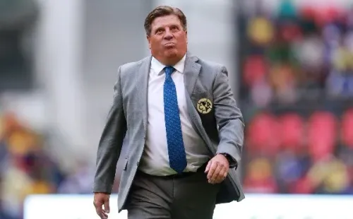 Miguel Herrera ingresando al Azteca para el Clásico Joven (JAM MEDIA)