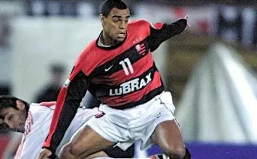 Denilson enfrentando a River.