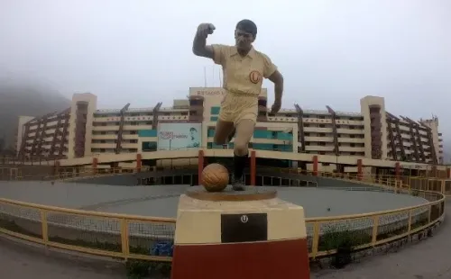 La entrada principal del estadio Monumental de Lima. Foto: Getty
