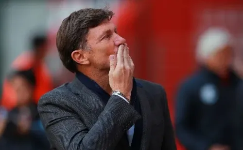 Cristante saluda afectuosamente a la grada del Nemesio Diez (Getty Images)