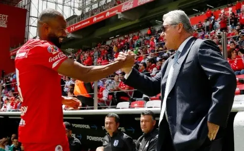 Vuce cruza un saludo con Da Silva en el Nemesio Diez (Getty Images)