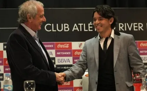D’Onofrio, presidente de River, saluda a Gallardo tras firmar su primer contrato como DT de River.