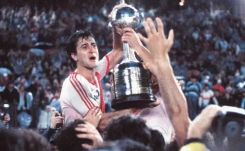 El Beto Alonso alzando la Libertadores 1986, la primera en la historia de River.