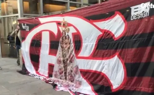 La bandera que esperó a River en su hotel. (Foto: Diario Olé)