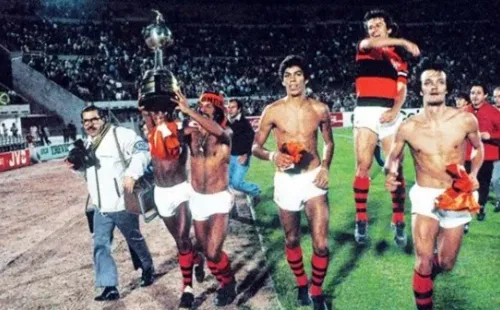 Los jugadores de Flamengo dando la vuelta olímpica tras conquistar la Libertadores 1981.