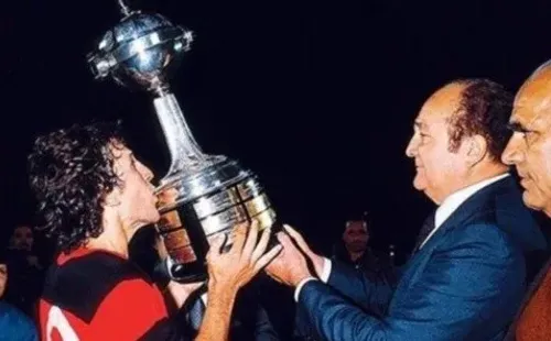 Zico besando la única Copa Libertadores que conquistó Flamengo.