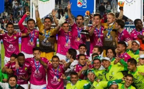 La plantilla de León celebra la obtención del título tras vencer al Pachuca.