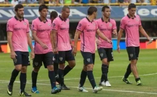 El “Xeneize” vistió una playera rosa y las críticas llovieron al instante (@bocajrsoficial)