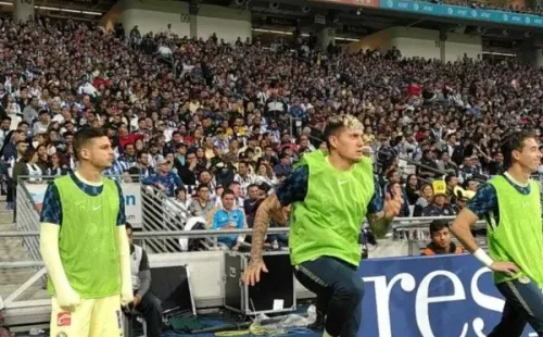 Nicolás Castillo precalentando en el Gigante de Acero (Foto: Karina Bobadilla)