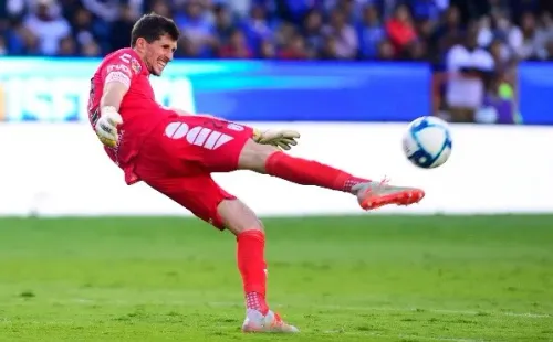 Rey muestra otra gran virtud, además de la de atajar: su buena pegada.