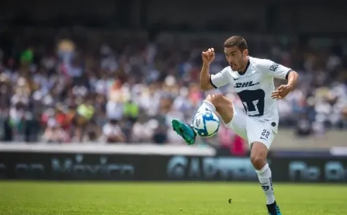 Vigón demuestra su talento a la hora de controlar el balón.