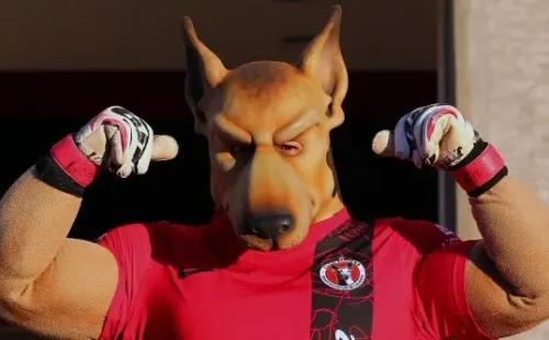 Xolo Mayor mostrando sus músculos.