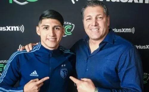 Alan Pulido junto al ex portero Tony Meola (Foto @SportingKC).