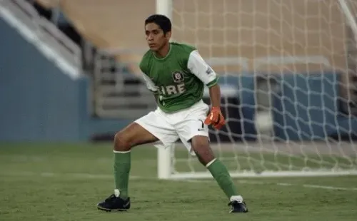 Campos defendiendo el arco de Chicago Fire.