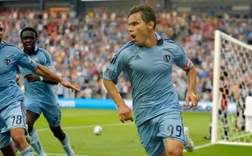 Usaba el número 99 en el Sporting Kansas City.