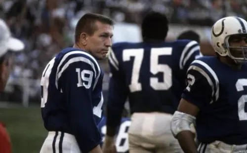 Johnny Unitas de los Colts durante la definición.