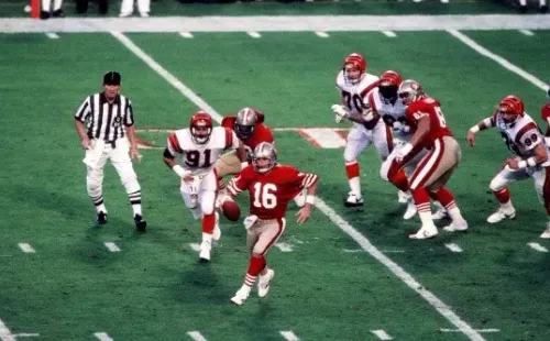 Joe Montana con el balón durante el Gran Juego.