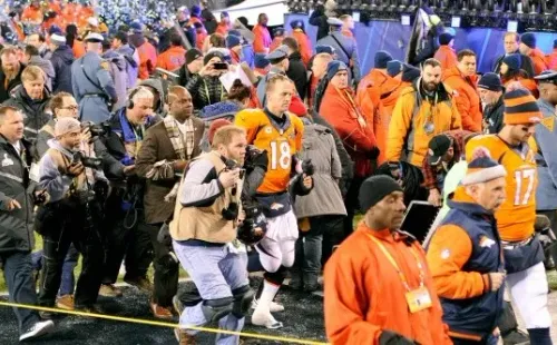 Peyton Manning se retira del campo tras la derrota.