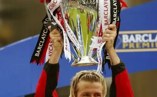 Beckham alzando la Premier League con Manchester United.