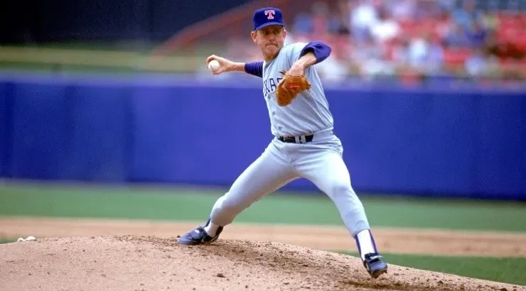 Cuenta con el récord de siete juegos sin recibir hits.