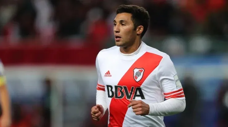 El uruguayovistiendo la playera de River Plate de Argentina (Getty Images)