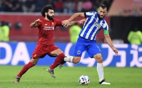 Nicolás Sánches de Monterrey lucha por el balón con Mohamed Salah de Liverpool.