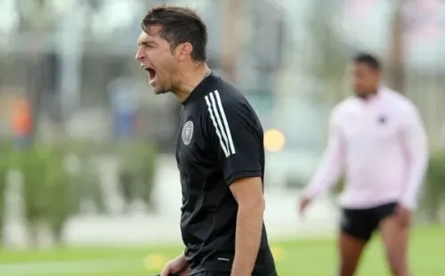 Diego Alonso, DT de Inter Miami dirigiendo la práctica. Foto:Sun Sentinel