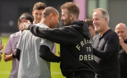 Beckham saluda a Robles, capitán del equipo. Foto: Inter Miami Oficial.