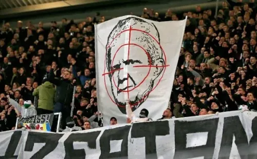 Una bandera en contra de Dietmar Hopp. (Foto: Getty)