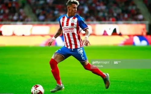 Chicote traslada el balón en el duelo frente a Toluca.