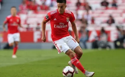 Cervi domina el balón en clásico frente a Porto.