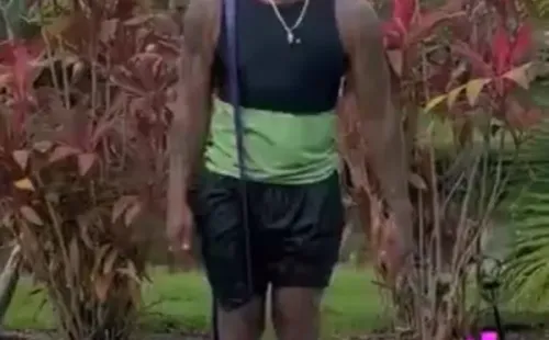 Román Torres, haciendo ejercicios físicos desde su casa.