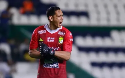 Cota le recrimina a sus compañero en el encuentro ante Pumas.