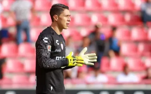 González vigila los traplos en el duelo frente a Morelia.