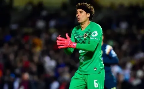 Ochoa alienta a sus compañeros en el duelo frente a Pumas.