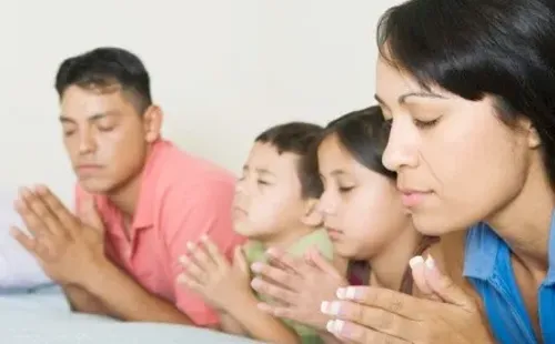 Millones de fieles se encuentran rezando desde sus hogares.